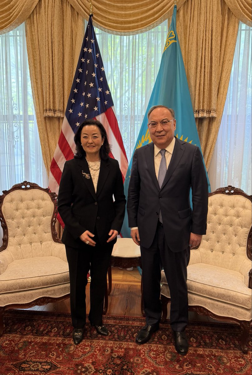 KazakhEmbassy's tweet image. The week in DC starts with engaging meetings, including #Kazakhstan’s long-standing partners. Ambassador @ErzhanKazykhan talks with @exxonmobil to explore new opportunities, reflect on strong cooperation, and chart the path forward for dynamic partnership in energy 🇰🇿🤝🇺🇸.