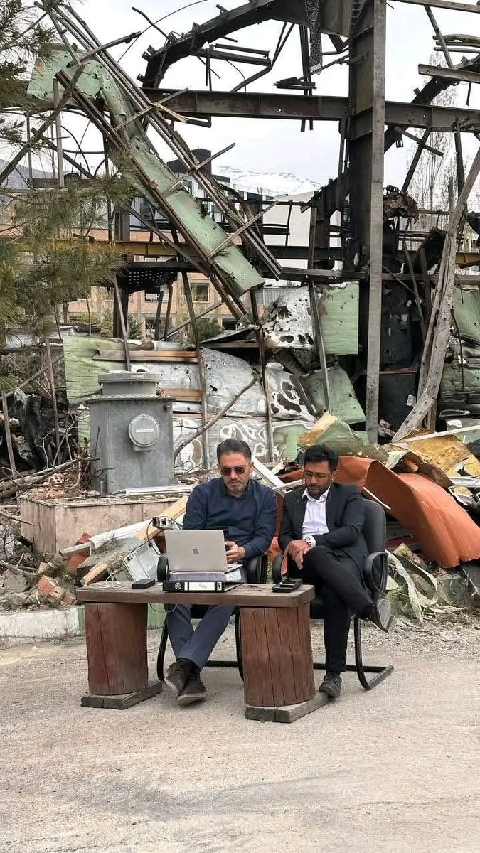 aws_star2's tweet photo. أقام الدكتور صفائي بور، عضو هيئة التدريس في جامعة الشهيد بهشتي، فصل الترميم والتعمير أمام المباني التي دمرتها الهجمات الأمريكية والإسرائيلية في الجامعة. https://t.co/a0Gw5b8mGn