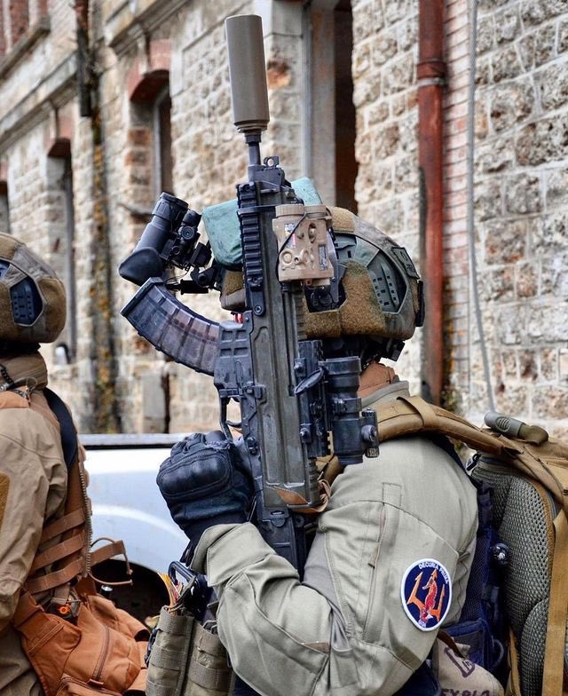 DocStrangelove2's tweet photo. There’s just something about those Bren’s GIGN use chambered in 7.62x39. https://t.co/7lwnPWCKRP