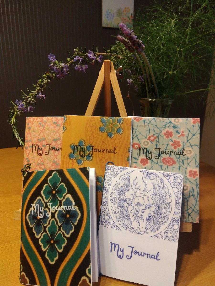 HjnCn6's tweet image. ノートあれこれ作ってます😊
ジャーナリング？に興味あります。今の気持ちや日々の出来事を書く…みたいな😃枕草子的ノリでやってみたいです。

デイルが大きくなって、ラベンダーの花が咲きはじめました。ローズマリーもまだ咲いてます。
お庭の花達が元気🌿
#notebook