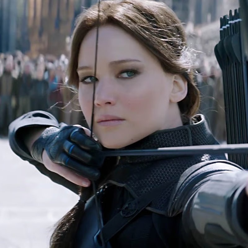 🔎 VOCÊ PERCEBEU?
O personagem ao lado de Haymitch é Buck Everdeen, pai de Katniss. Há uma florzinha na lapela dele que é chamada de "Erva de Touro", também conhecida como Asterídea.

Um nome que surgiu dessa flor foi "Asterid". Curiosamente, este é o nome da mãe de Katniss.