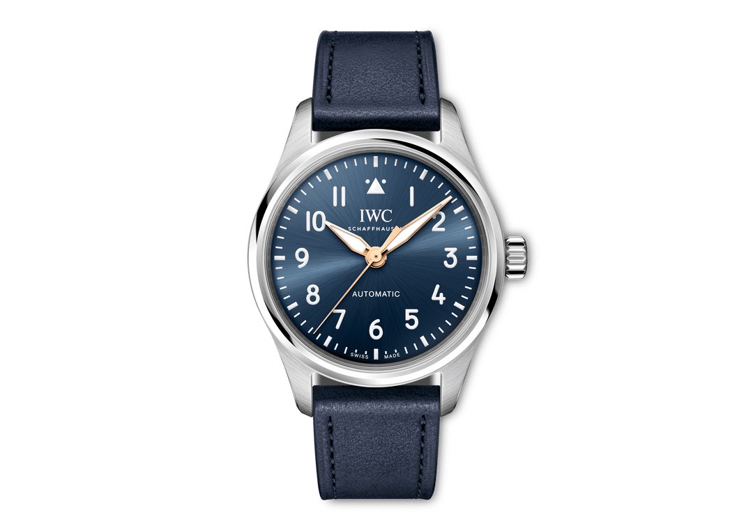 threec_kitahara's tweet photo. 【IWC】
2026 W&W新作

今年の新作一発目はポルトギーゼセラタニウムでしたが、W&Wではパイロットのプティ・プランス復活が大きなニュースではないでしょうか？

クロノグラフ、マーク20、36mmでそれぞれリリース！
ただ、特筆したいのはクロノグラフ！
これだけ裏蓋がブルースケルトン！美しい🤩

でも36の復活も良いし、マーク20の金針のエレガントさも◎

クロノグラフとマーク20はスリーク新潟で明日から発売します！