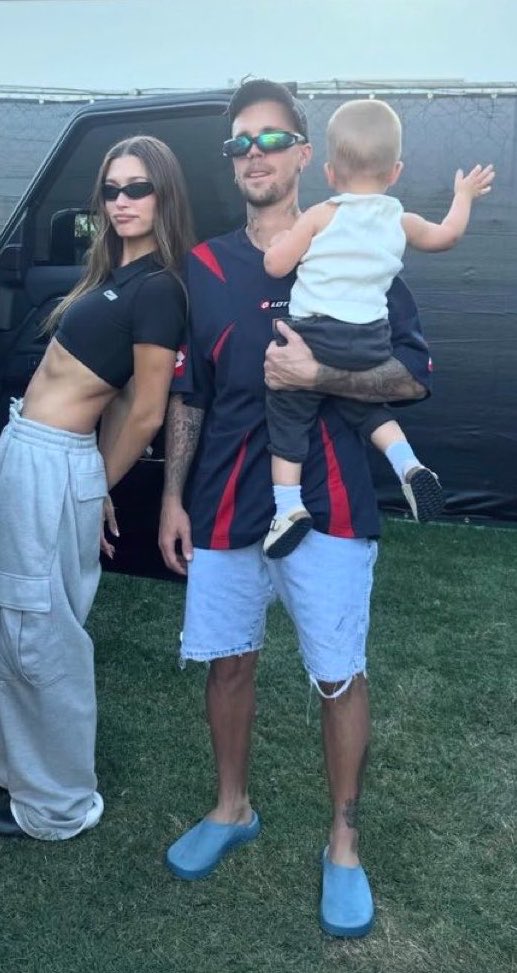 ask8biebs's tweet image. Jack depois de tacar o sapato na mae e conseguir finalmente o colo eterno do papai!