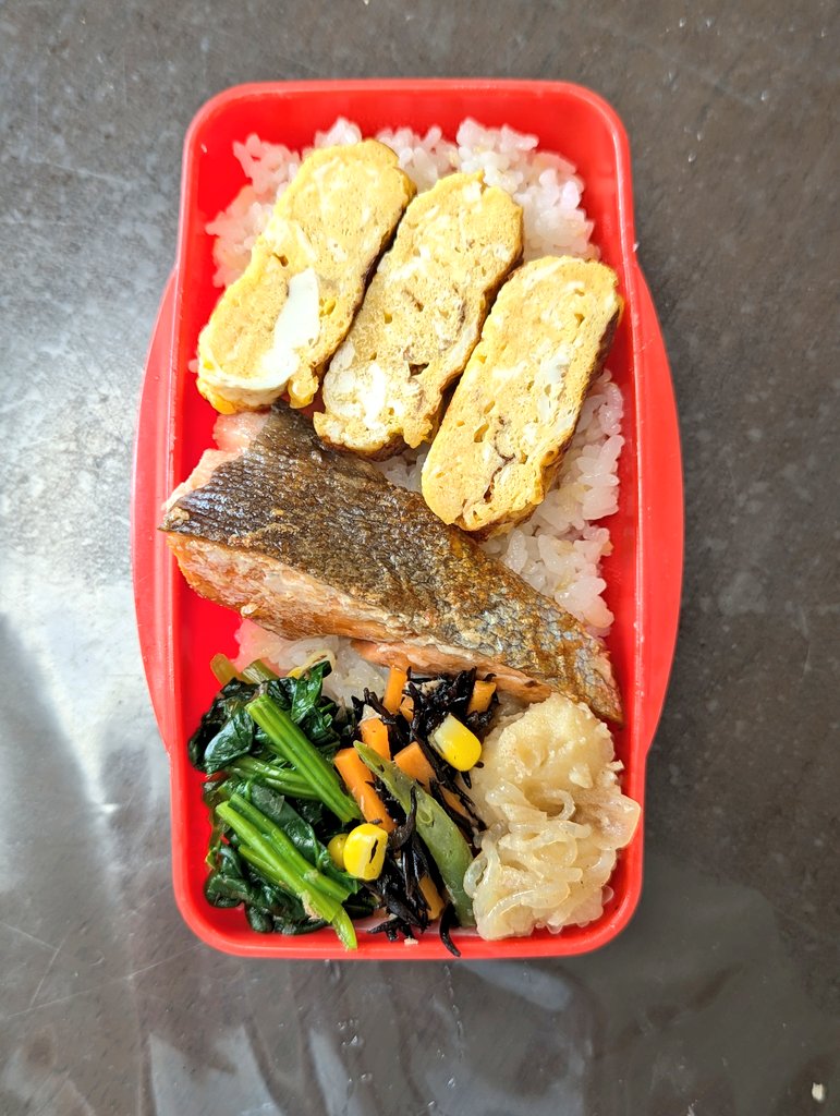 焼き鮭と甘い卵焼き弁当