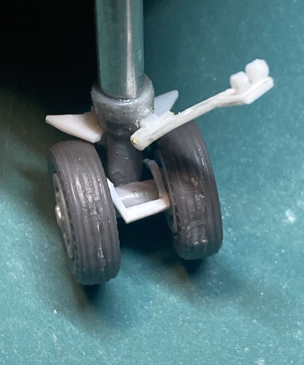 Hobby Craft 1/48 F7U-3前輪プリローテーション着艦時の前脚ショック軽減のためエンジン圧縮エアを前輪裏のパドルに当てタイヤを予め回転させる力技