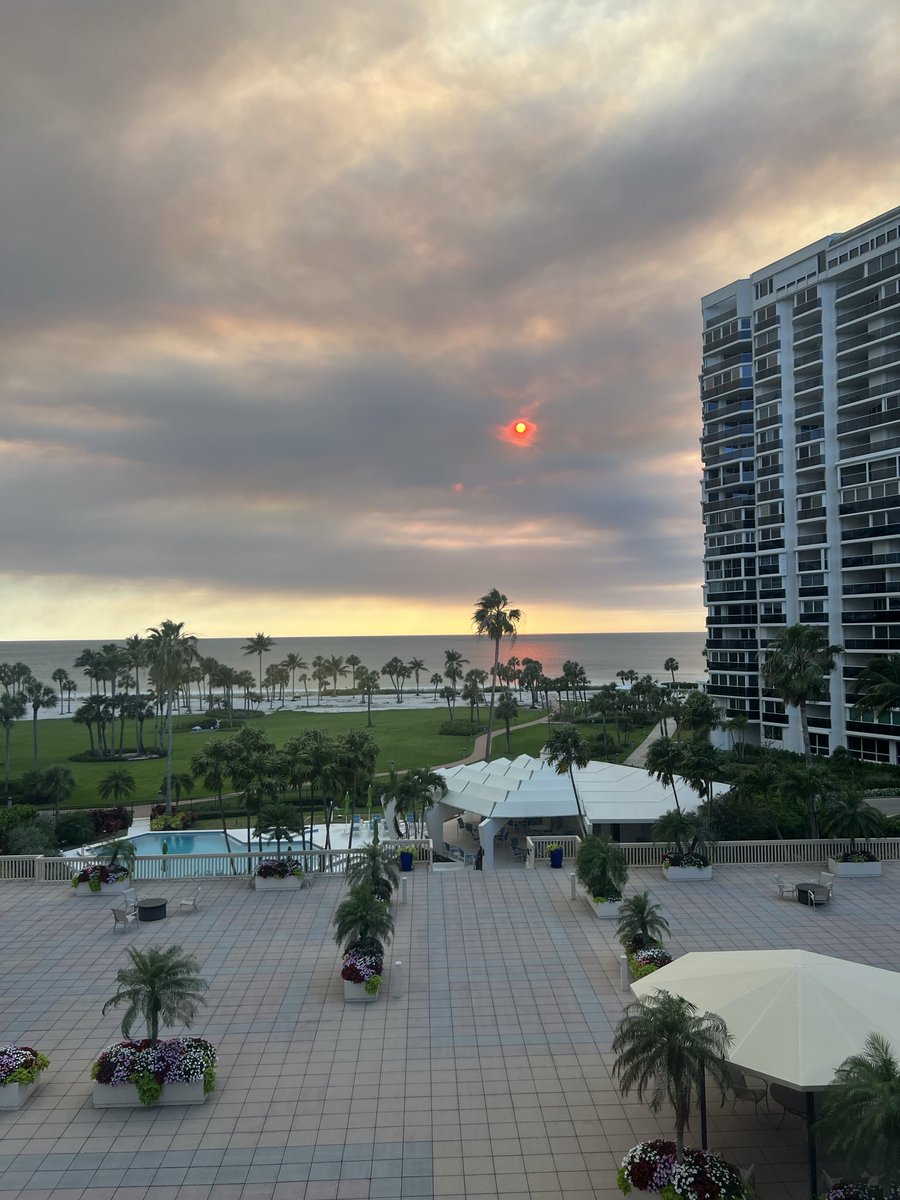 Sharonikanaper's tweet photo. @weatherchannel @NaplesFlSun @ParkShoreNaples 
Wildfire impacting beach and sun 650 pm 4-13. https://t.co/qWbZynJTBy