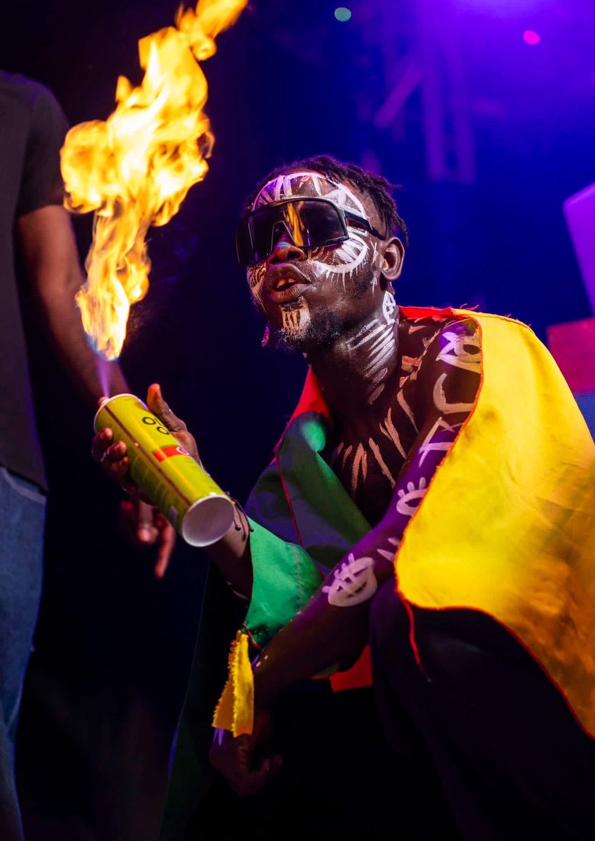 JordanTchapda's tweet photo. S’il faut parler d’un artiste coiffeur culturel en Afrique centrale 
Concept @CmrBarber 
#cameroun #art #performance https://t.co/BmvQxfSzNJ