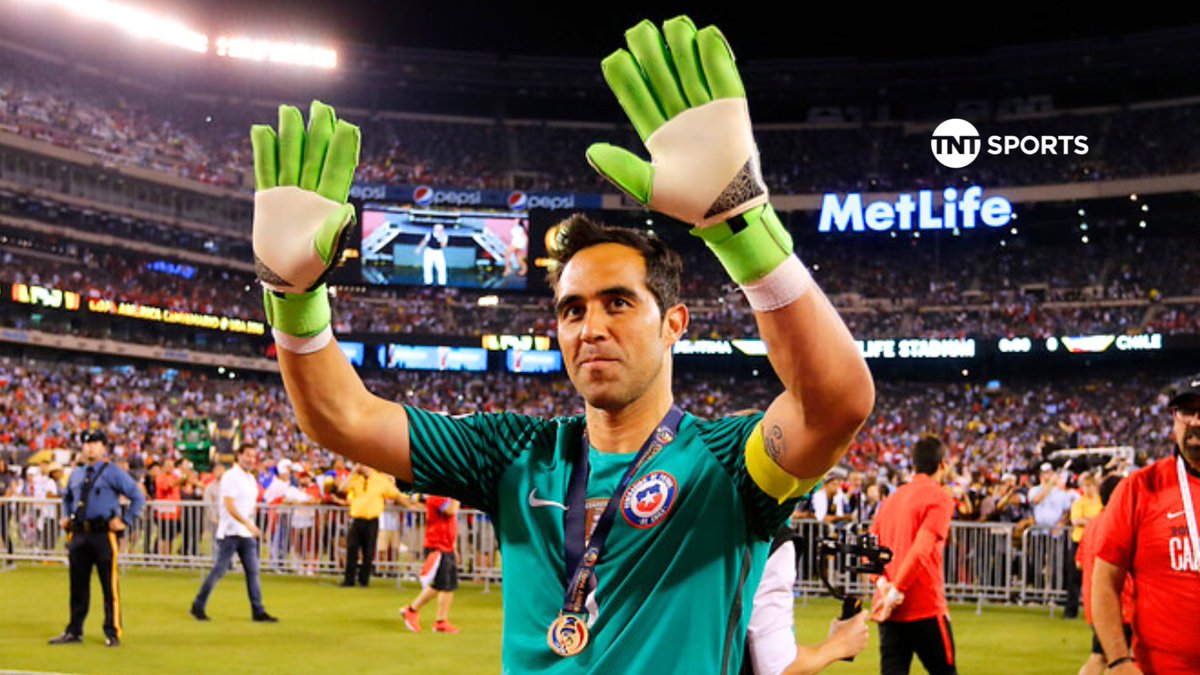 TNTSportsCL's tweet photo. 🤩🇨🇱✨ VIDEO: FIFA le rinde homenaje a Claudio Bravo en su cumpleaños

Detalles acá 👉: https://t.co/OV6HqkCuvl https://t.co/sbZ4Z10T5k