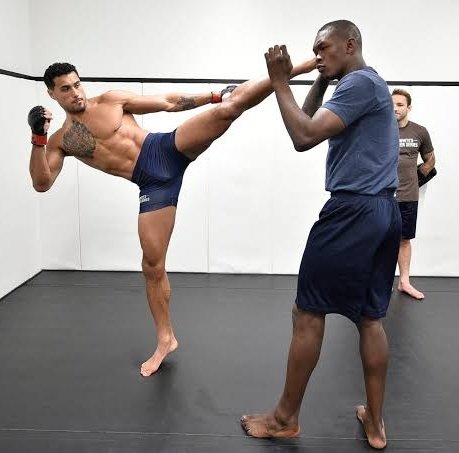 MMAPropagande's tweet image. Le coach du City Kickboxing Eugene Bareman, dément un beef entre 🇳🇿 Carlos Ulberg et 🇳🇬 Israel Adesanya, bien qu'à l'écouter, il semble y avoir quelques tensions :

"Les gars se sont entraînés ensemble pour ce camp, et ils se sont aussi entraînés ensemble avant le combat