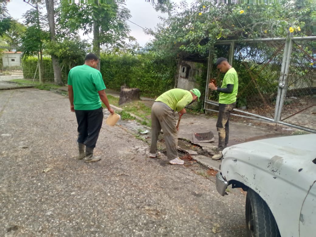 AlcaldiaBaruta's tweet photo. El día de hoy la cuadrilla de #AguasBlancas realizó labores de:
💧Reparación de avería en bote de agua potable:
📍Urb. #ElPlacer
📍Urb. #PradosDelEste
📍Urb. #TerrazasDelClubHípico https://t.co/TFsIhhFWGg