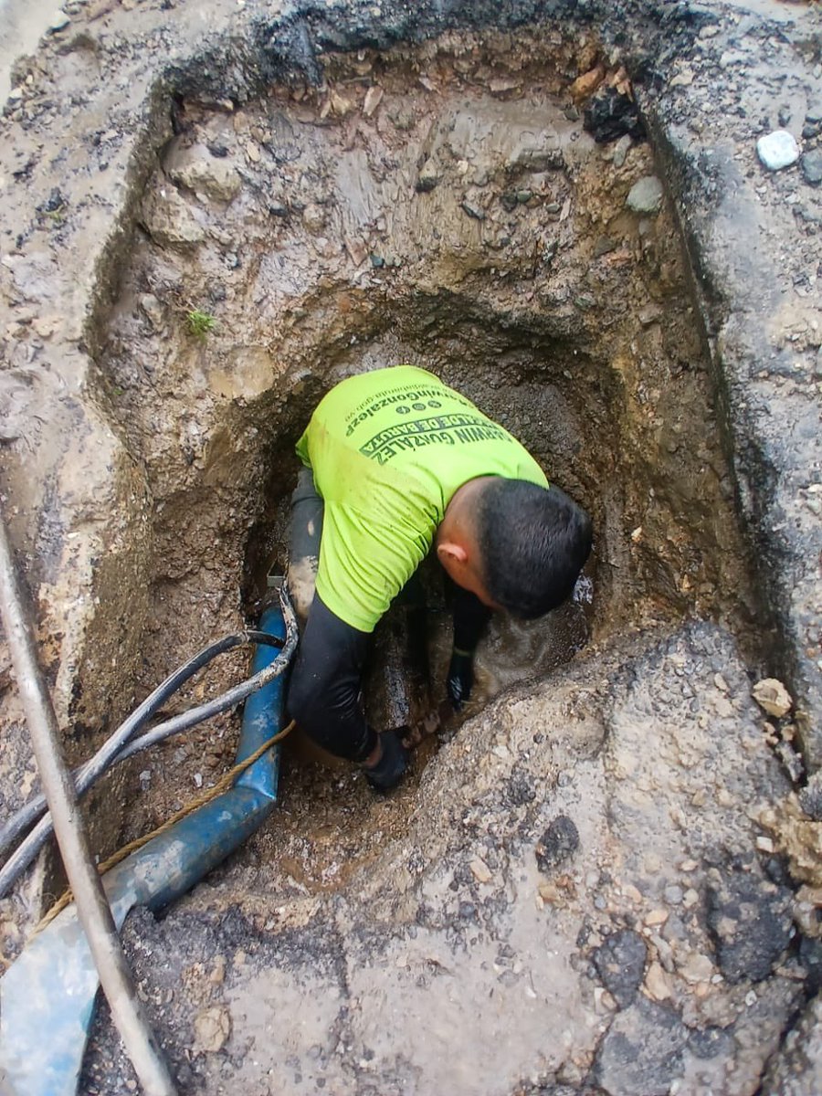 AlcaldiaBaruta's tweet photo. El día de hoy la cuadrilla de #AguasBlancas realizó labores de:
💧Reparación de avería en bote de agua potable:
📍Urb. #ElPlacer
📍Urb. #PradosDelEste
📍Urb. #TerrazasDelClubHípico https://t.co/TFsIhhFWGg