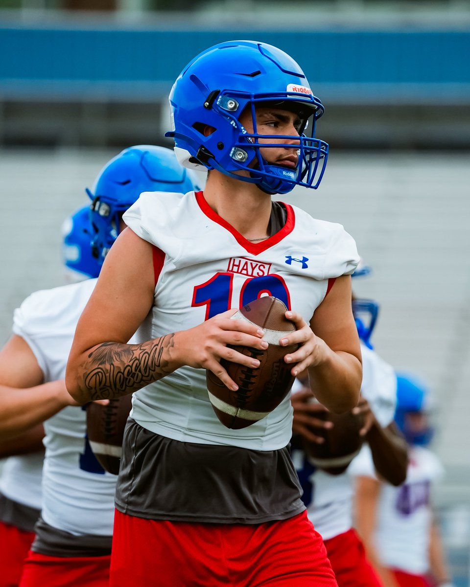 BudaHaysFB's tweet image. Compete. 

#RISE #BudaHaysFootball @coachmarktorres