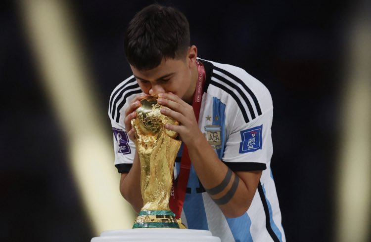 GuillermoLeFort's tweet photo. Paulo Dybala ( Campeón del mundo con 🇦🇷 ) confesó una vez NO comprar autos de lujo por respeto a sus compañeros y el Canciller Pérez Mackenna NO lo @ de seguro al igual que el #Minrel me tienen silenciado declara tener en su patrimonio 14 automóviles de lujo !!! #Comparen 🤔 https://t.co/Y3oXa3j9DT