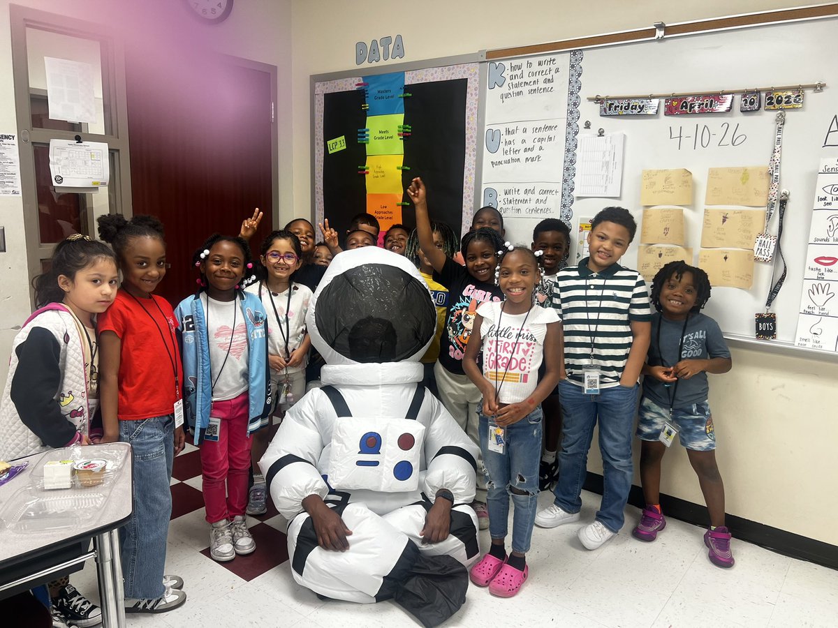 ela4me's tweet image. Congrats to Ms. Perkins and Ms. Lazo’s 1st grade classes for being @OgdenES_AISD attendance winners for the month of March. They received lunch with our mascot, Rocket Man. Stay tuned to see which class(es)will be next to have lunch with Rocket Man. #Aldinestory #RocNation 🚀