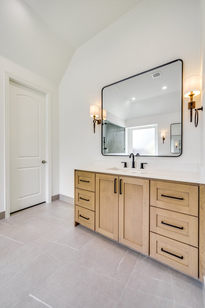DFWImproved's tweet image. Upgrade without the overwhelm. Visit our design center to touch, see, and compare finishes with a designer. 

Start with inspiration here: dfwimproved.com/project-galler…

#DFWImproved #HomeRemodeling #BathroomRemodel