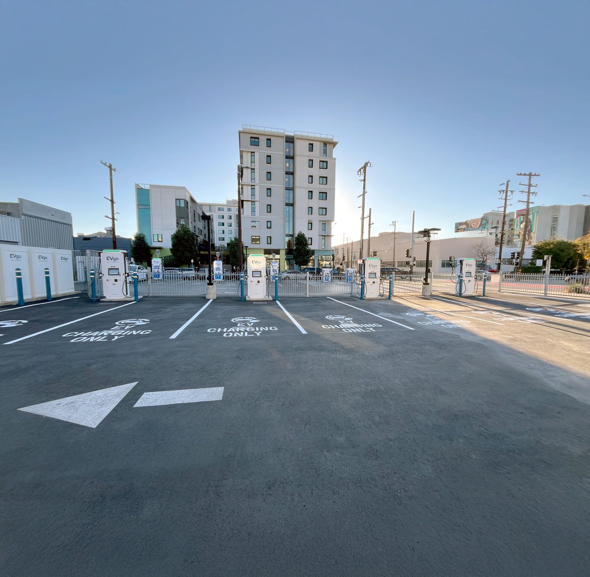 evgonetwork's tweet image. Now open to the public in San Francisco: 26 fast charging stalls at 2860 16th St. Featuring charger speeds from 100 to 350 kW, this site gives drivers more ways to plug in and power up fast.  #fastcharging