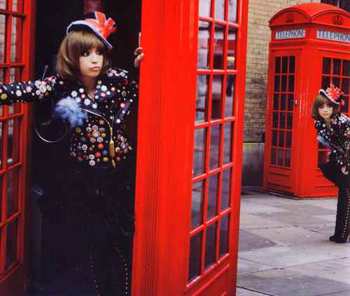 AyuUpdates's tweet photo. [ANNIVERSARY]

'Rock'n'Roll Circus' was released 16 years ago today! 🎸🤡

The album debuted at #1 and sold around 320K! 💿

Ayu traveled to London to record most of the album which is reflected in its visuals and the sleek pop &amp;amp; rock sound! 🇬🇧

#ayumihamasaki #浜崎あゆみ https://t.co/C1nY9hRCed