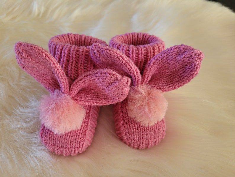knithacker's tweet image. Baby's First Hops: Cozy Bunny Booties Pattern by Knitfinity Knitfinity: 👉 tidd.ly/42d3IwK 🐰🌷 #knitting #etsy #affiliate #handmade
