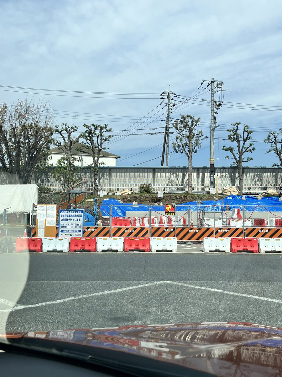tommy_zeroEV's tweet photo. これが話題の海老名の急速充電工事か
400kWなんてうちの子には関係ない出力だぜ…… https://t.co/TMphqr9vlu