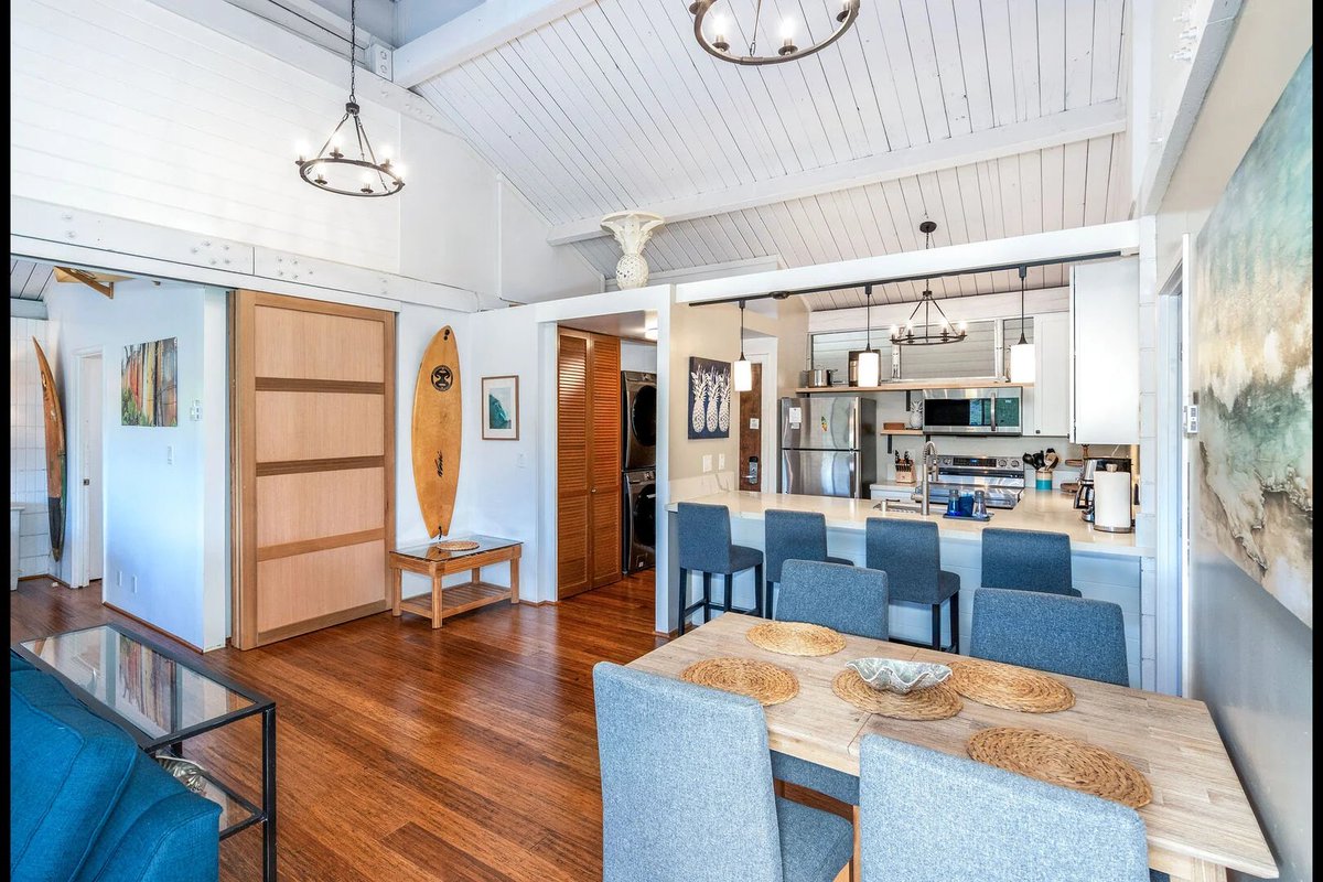 VacationMauiNet's tweet image. Across the street from Kamaole III Beach 🌊 This bright fourth-floor condo offers partial ocean views, king beds, and relaxed South Kihei living with space to unwind after beach days. Book direct at Vacation-Maui.net/haleakala-shor… for best rates.

#SouthKihei #MauiVacation #BeachLife