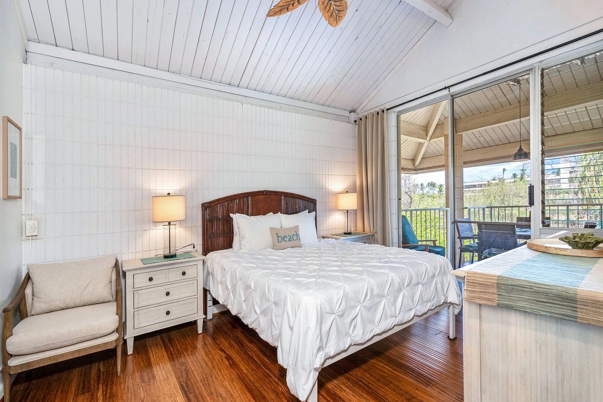 VacationMauiNet's tweet image. Across the street from Kamaole III Beach 🌊 This bright fourth-floor condo offers partial ocean views, king beds, and relaxed South Kihei living with space to unwind after beach days. Book direct at Vacation-Maui.net/haleakala-shor… for best rates.

#SouthKihei #MauiVacation #BeachLife