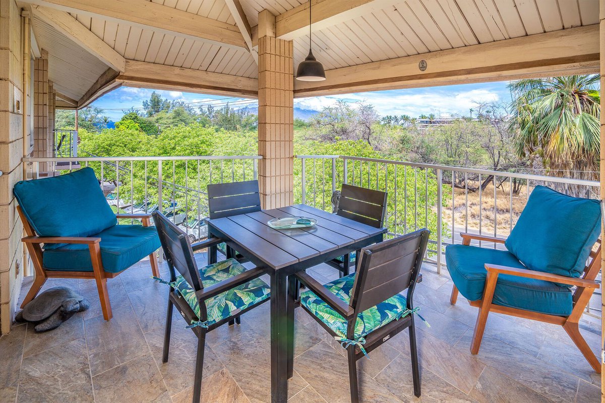 VacationMauiNet's tweet image. Across the street from Kamaole III Beach 🌊 This bright fourth-floor condo offers partial ocean views, king beds, and relaxed South Kihei living with space to unwind after beach days. Book direct at Vacation-Maui.net/haleakala-shor… for best rates.

#SouthKihei #MauiVacation #BeachLife