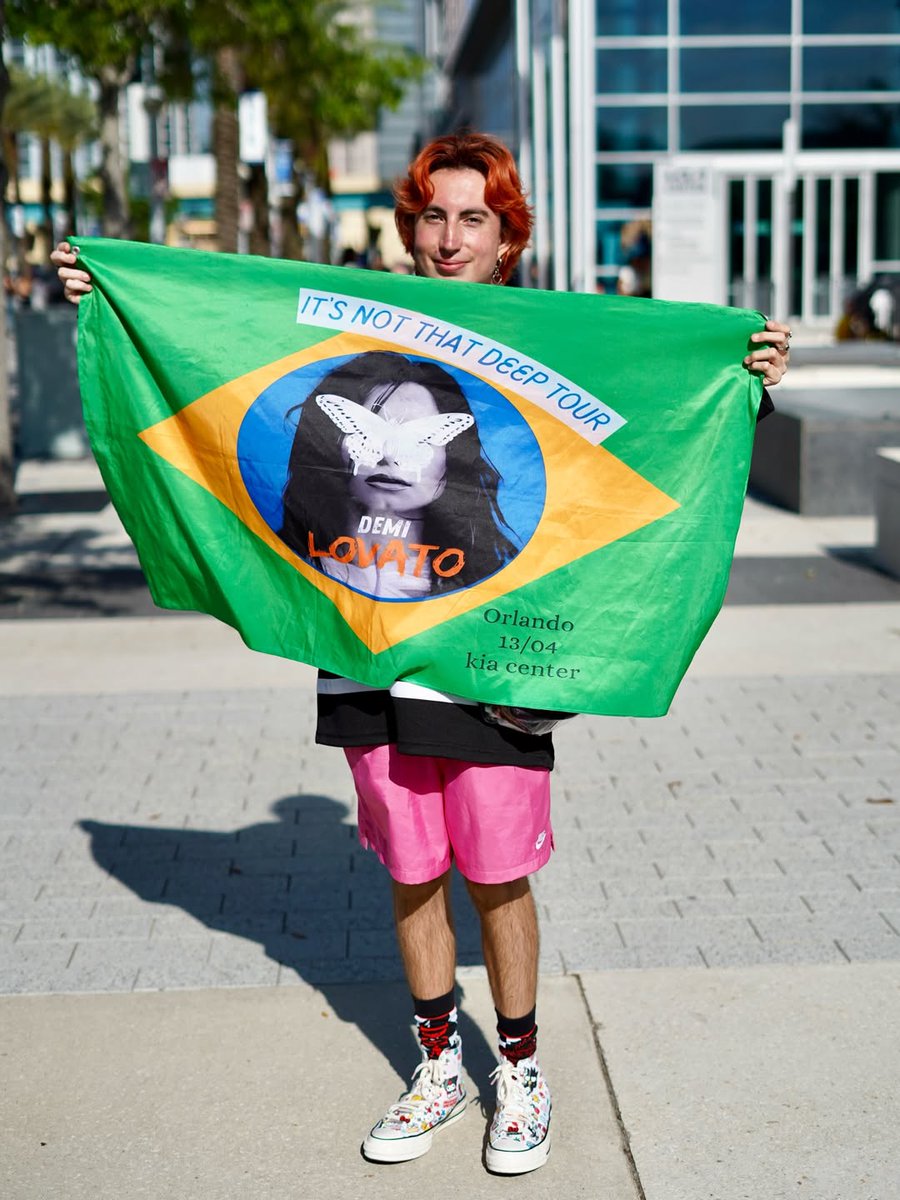 portallovato's tweet photo. BRASIL SEMPRE PRESENTE!! 🇧🇷

Alguns dos fãs brasileiros presentes no show da Demi Lovato na It's Not That Deep Tour hoje (13). #ItsNotThatDeepOrlando https://t.co/SCRRoBjnqR