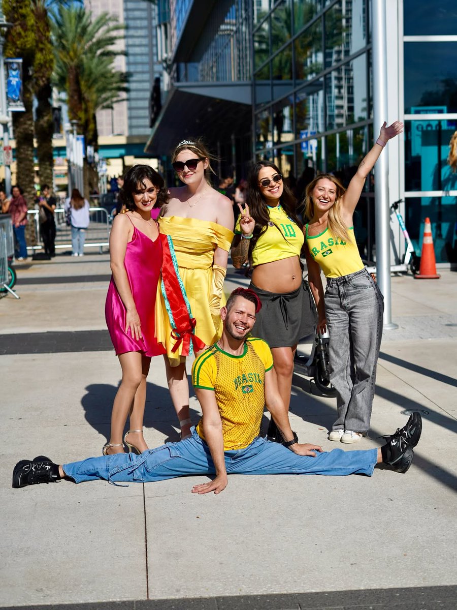 portallovato's tweet photo. BRASIL SEMPRE PRESENTE!! 🇧🇷

Alguns dos fãs brasileiros presentes no show da Demi Lovato na It's Not That Deep Tour hoje (13). #ItsNotThatDeepOrlando https://t.co/SCRRoBjnqR