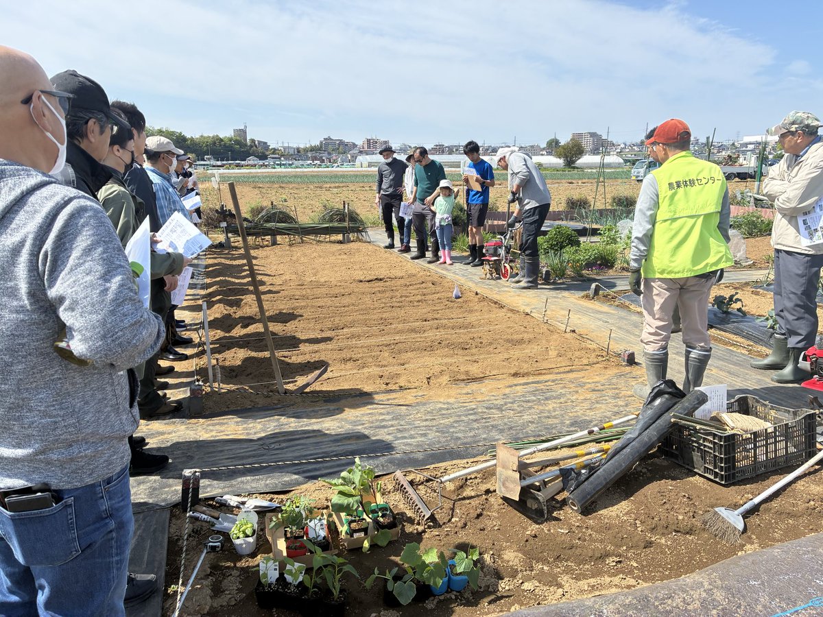 agripark_wako's tweet photo. 4月12日(日)、市民農園で新人向け「畝作り、苗植え」講習会が行われました。講師江口様、参加者32名で、キューリ、ミニトマトなど夏野菜植えを楽しく体験しました。次回5月の講習会は、「芽かき方法」などを予定してます。
なお、近くの畑のチューリップが満開です。是非、市民農園にお越し下さい。 https://t.co/0WWSeE5P9t