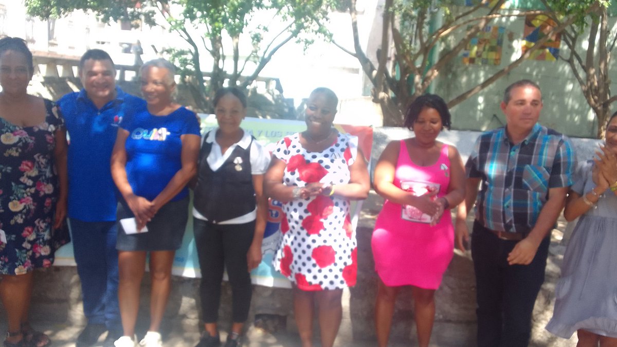 Yulian_SNTCGS's tweet image. En el acto de homenaje a  Fe Isabel del Valle Ramos, por el aniversario 65 de su  fallecimiento, se reconocieron a mujeres destacadas,  con un réplica de su imagen. #Honor a  quien #Honor merece. @Colina_CTCuba @Cuba_CTC