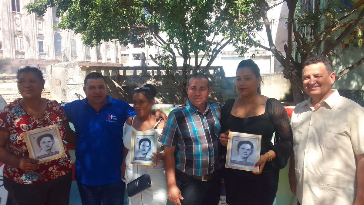 Yulian_SNTCGS's tweet image. En el acto de homenaje a  Fe Isabel del Valle Ramos, por el aniversario 65 de su  fallecimiento, se reconocieron a mujeres destacadas,  con un réplica de su imagen. #Honor a  quien #Honor merece. @Colina_CTCuba @Cuba_CTC