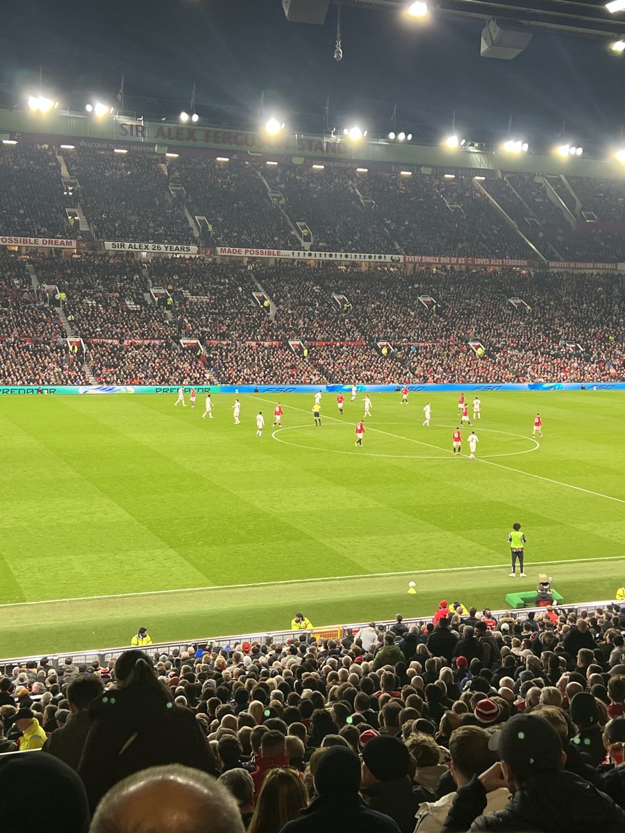 Spijkha's tweet photo. Geweldige supporters van Manchester United en Leeds United. Geen zwarte jacks en hoodies. Gewoon je clubshirt dragen. https://t.co/leP7tHzAr5