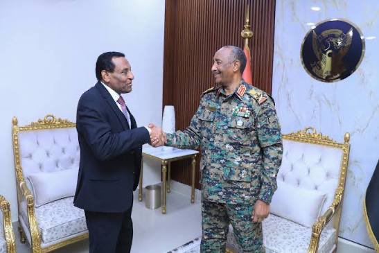 ahmadhgurashi's tweet photo. ^^^السودان في ساعة الحقيقة… دولة تُختبر بين الظلام والجوع

**رسالة سيادية

في لحظات التاريخ الفاصلة، لا تُقاس الدول بما تقوله، بل بما تفعله.
ولا تُختبر قياداتها ببلاغة خطابها، بل بقدرتها على اتخاذ القرار حين يصبح التأجيل خطرًا، والتردد كلفة، والمجاملة ضعفًا.

**السودان اليوم في هذه اللحظة.

فبين ظلامٍ يمتد لساعات طويلة في مدنه وقراه، وجوعٍ يطرق أبواب الملايين من أهله، تقف الدولة أمام امتحان لا يقبل التأجيل: هل تملك الإرادة لإدارة الأزمة، أم تكتفي بإدارتها كأمر واقع؟

لقد أصبحت أزمة الكهرباء عنوانًا يوميًا لمعاناة السودانيين. انقطاعات تمتد إلى 14 و15 ساعة، وأحيانًا أكثر، تعطل الحياة، وتشل الاقتصاد، وتضع المستشفيات والمخابز والورش الصغيرة أمام معادلة قاسية بين التوقف أو الكلفة الباهظة. لم ي��د الأمر خللًا فنيًا عابرًا، بل تحول إلى خلل هيكلي يضرب صميم الدولة.

وفي المقابل، تتكشف المأساة الأعمق: ملايين من السودانيين يعيشون على وجبة واحدة في اليوم، وفي بعض المناطق يمر الناس أيامًا بلا غذاء كافٍ. هذه ليست مجرد أزمة إنسانية، بل مؤشر خطير على اختلال العلاقة بين الدولة ووظيفتها الأساسية: حماية حياة مواطنيها.

الحرب، بكل ما فيها من استهداف للبنية التحتية وتدمير للمنشآت، تفسر جانبًا من هذا الواقع، لكنها لا تبرر كل شيء. فالدول تُختبر في قدرتها على إدارة آثار الحرب، لا في الاكتفاء بوصفها. وما يواجهه السودان اليوم هو نتيجة مزدوجة: عدوان يستهدف، وإدارة تتأ��ر.

وهنا يجب أن تُقال الحقيقة بوضوح لا لبس فيه:
لا يجوز أن تُدار دولة في قلب هذه الأزمة بعقلية الانتظار، ولا أن يُترك المواطن بين مطرقة الاستهداف وسندان الإهمال.

إن الكهرباء ليست خدمة ثانوية، بل شريان حياة: بها تُحفظ المستشفيات، وتستمر الزراعة، وتدور عجلة الاقتصاد. وتعطلها بهذا الشكل لا يعني انقطاع الضوء فقط، بل انقطاع القدرة على العيش الكريم.

كما أن الغذاء ليس ملفًا إغاثيًا يُترك للمنظمات، بل هو ركن من أركان الأمن القومي. وحين تصل الأزمة إلى حد أن ملايين المواطنين يقتاتون على الحد الأدنى للبقاء، فإن ذلك يتجاوز دائرة الحاجة إلى دائرة الخطر.

في هذه اللحظة، لا يكفي أن نُعدّ الأسباب، بل يجب أن نُعيد ترتيب الأولويات.

المطلوب اليوم هو انتقال من إدارة الأزمة إلى قيادة الحل.

أول ذلك، إعلان خطة وطنية عاجلة للكهرباء، محددة زمنياً، شفافة، قابلة للمحاسبة، تبدأ بإعادة تأهيل المحطات، وتوفير الوقود والإسبيرات، وتأمين الشبكات، ووضع بدائل فورية للمناطق الأكثر تضررًا.

وثانيه، إطلاق برنامج وطني للغذاء، لا يعتمد على الإغاثة وحدها، بل يعيد تشغيل الزراعة، ويفتح مسارات الإمداد، ويحمي الأسواق، ويضع حدًا لاستخدام التجويع كسلاح في ال��راع.

وثالثه، وهو الأهم، فتح باب المساءلة.
فلا إصلاح بلا محاسبة، ولا استعادة لثقة الناس دون وضوح في من أخطأ، ومن قصّر، ومن يجب أن يتحمل المسؤولية.

إن السودان لا تنقصه الموارد، ولا يعوزه الرجال، لكنه عانى طويلاً من آفة أخطر: التردد حين يجب الحسم، والتسويف حين يجب القرار.

واليوم، لا بد من كسر هذه القاعدة.

فالتضحيات التي قدمها الجنود في الميدان، والآلام التي تحملها المواطنون في المدن والقرى، لا يجوز أن تُهدر في إعادة إنتاج واقع قديم بعقلية قديمة. هذه الدماء تطلب دولة مختلفة في الجدية، لا خطابًا مختلفًا في النبرة.

إن المسؤولية، في هذه اللحظة، تقع كاملة على عاتق القيادة.
وعلى رأسها أن تتصرف بما يليق بمرحلة لا تحتمل أنصاف الحلول.

فالنصر في الحرب لا يكتمل إلا بنصر في إدارة الدولة.
والسيادة لا تُقاس فقط بقدرة الدولة على الدفاع عن حدودها، بل بقدرتها على حماية حياة مواطنيها داخل تلك الحدود.

السودان اليوم لا يطلب معجزة.
بل يطلب دولة تعرف ما يجب أن تفعل… وتفعل ما تعرف.

وهذا هو الامتحان.
#السودان
