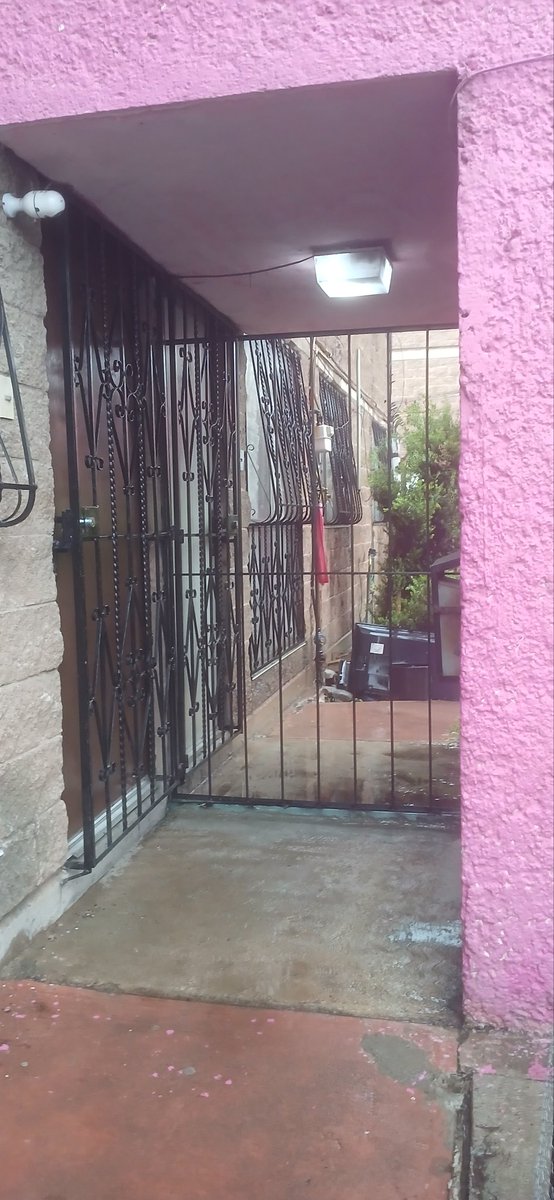 ferbarron10's tweet photo. @25_27Tultitlan @C5Edomex @delfinagomeza @tultitlanEdoMex A donde se hace la queja de esta reja, la vecina obstruye un área comun del condomio serenata, en villas de san jose en tultitlan! Igual la moto todo el tiempo ahi en la banqueta, podrían ayudarnos?? https://t.co/302C7oUq87