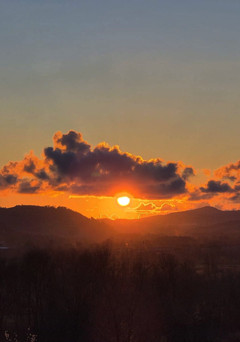 Netleşmeyen, zarar görür... ve çoğu zaman kaybolur.
#bulutlar #gökyüzü #doğa #bahargeldi #Delikanlı #iyigeceler #esrefrüya #iyiuykular #geceyebirnot #güneş #Yeraltı #günbiterken #salı #yenigün