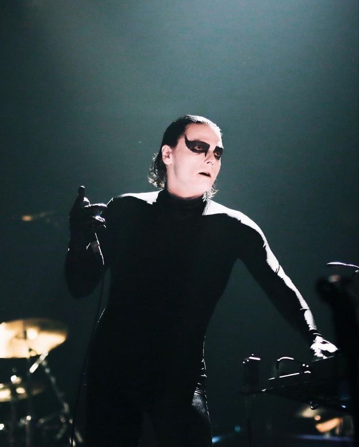 gerard way hourly tweet media