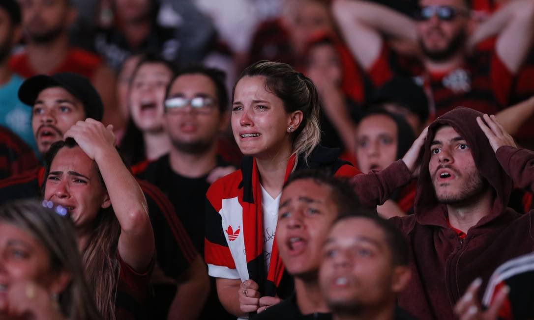 fla_infos's tweet photo. Uma nação que vibra, que chora, que nunca desiste, que sente cada lance como se fosse o último, que transforma dor em amor e faz do Clube de Regatas do Flamengo muito mais que futebol: um sentimento que não se explica, só se vive. 

📸 CRF https://t.co/akljqraj2a