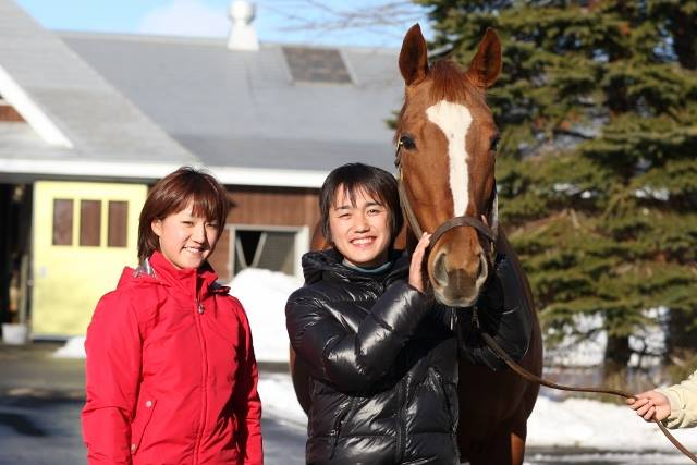 After retirement, Daiwa Scarlet actually had a very good temperament, unlike her racing days.

Whenever people visited, she would come closer, stand still, and pose in front of the camera, calmly allowing herself to be photograph.