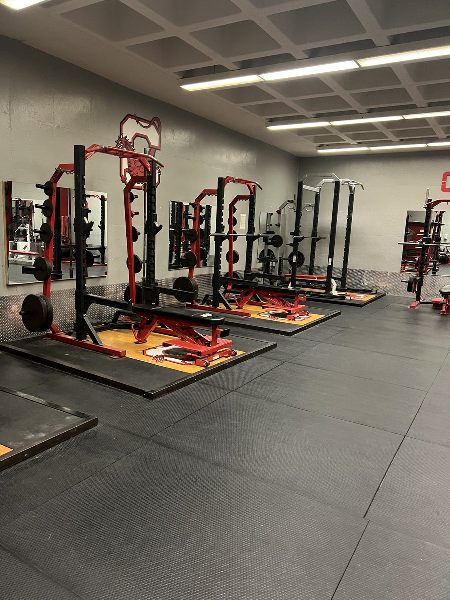 RobertHoss17's tweet photo. Thank you @Coach_Blu, @Coach_Simm516, and @CortlandFB for having me up for the day to watch spring practice and get a tour of the amazing athletic facilities. @rhoss14 https://t.co/OnyR1g3xaX
