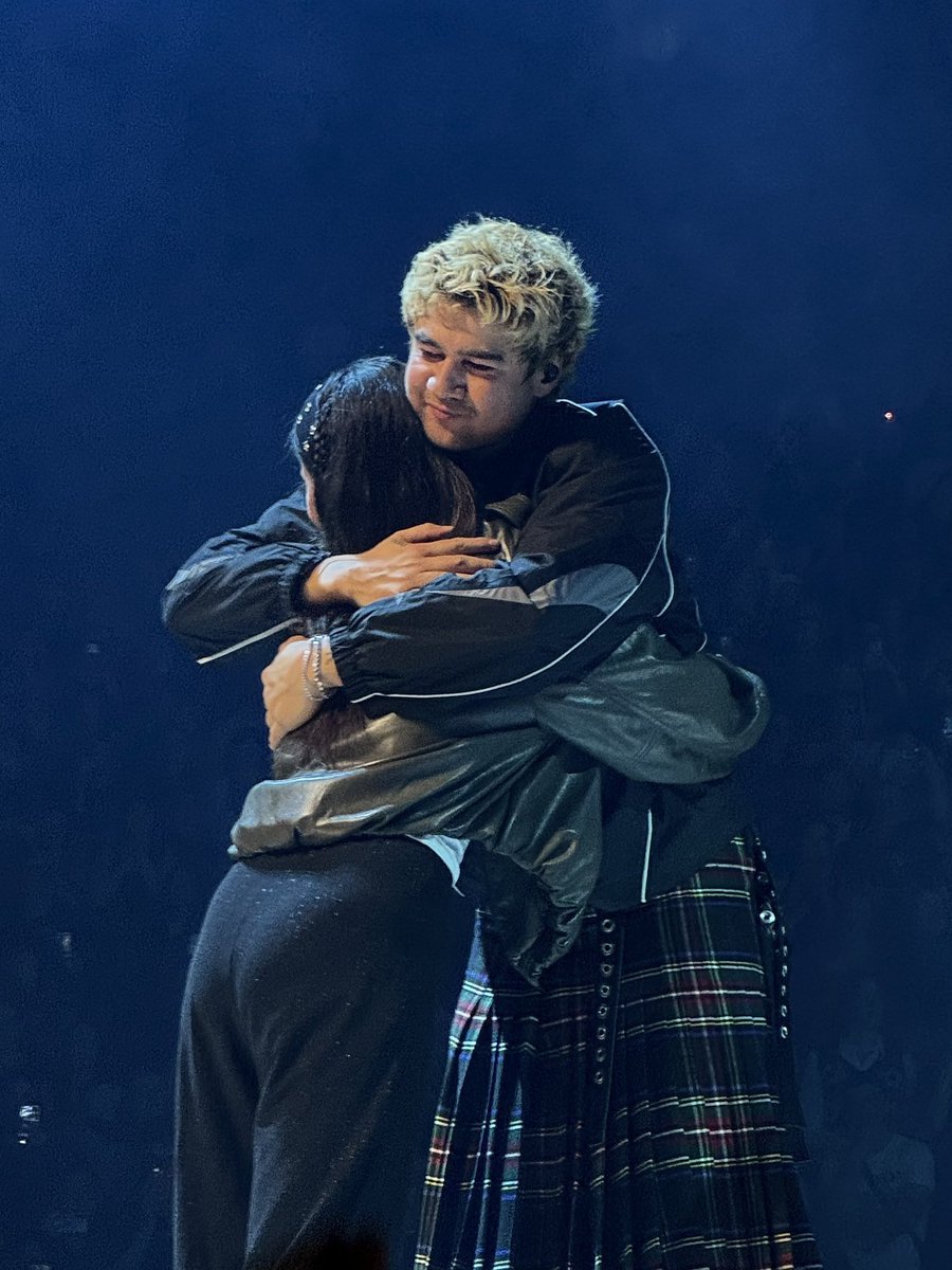 5SOST0URUPDATES's tweet image. Calum hugging a fan on stage tonight via @cuddlelouist!

#EASCologne #CologneIsAStar #EASTour