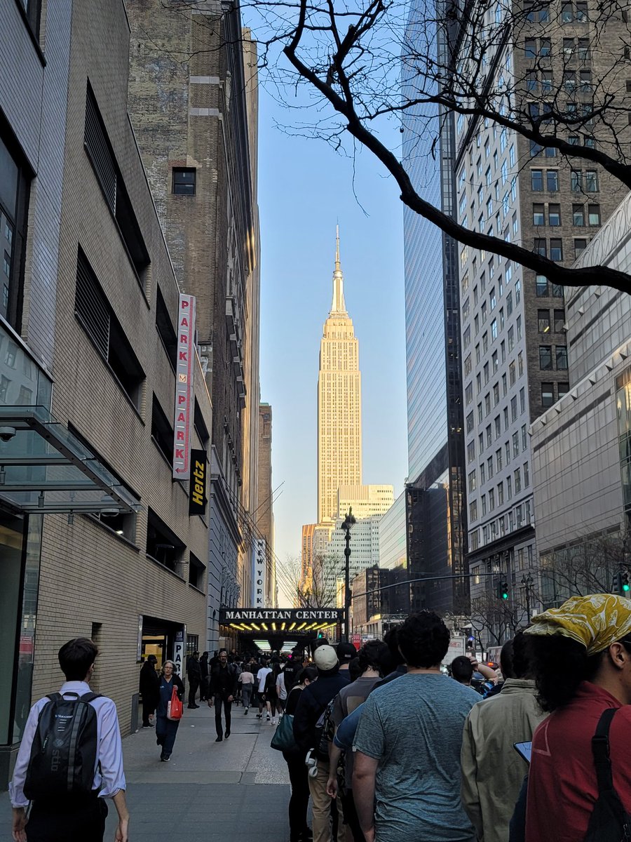 AndiniBenjamin's tweet image. チケットは完売しており、開演の数時間前にはすでに長い行列ができていた。会場は多くの人々で賑わっていた。すごい‼️
#CreepyNuts