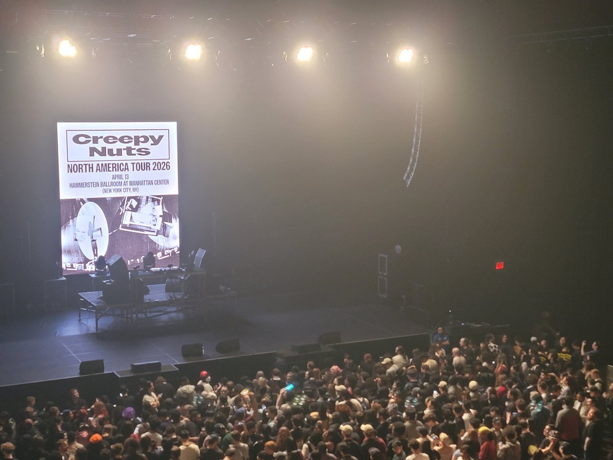 AndiniBenjamin's tweet image. チケットは完売しており、開演の数時間前にはすでに長い行列ができていた。会場は多くの人々で賑わっていた。すごい‼️
#CreepyNuts