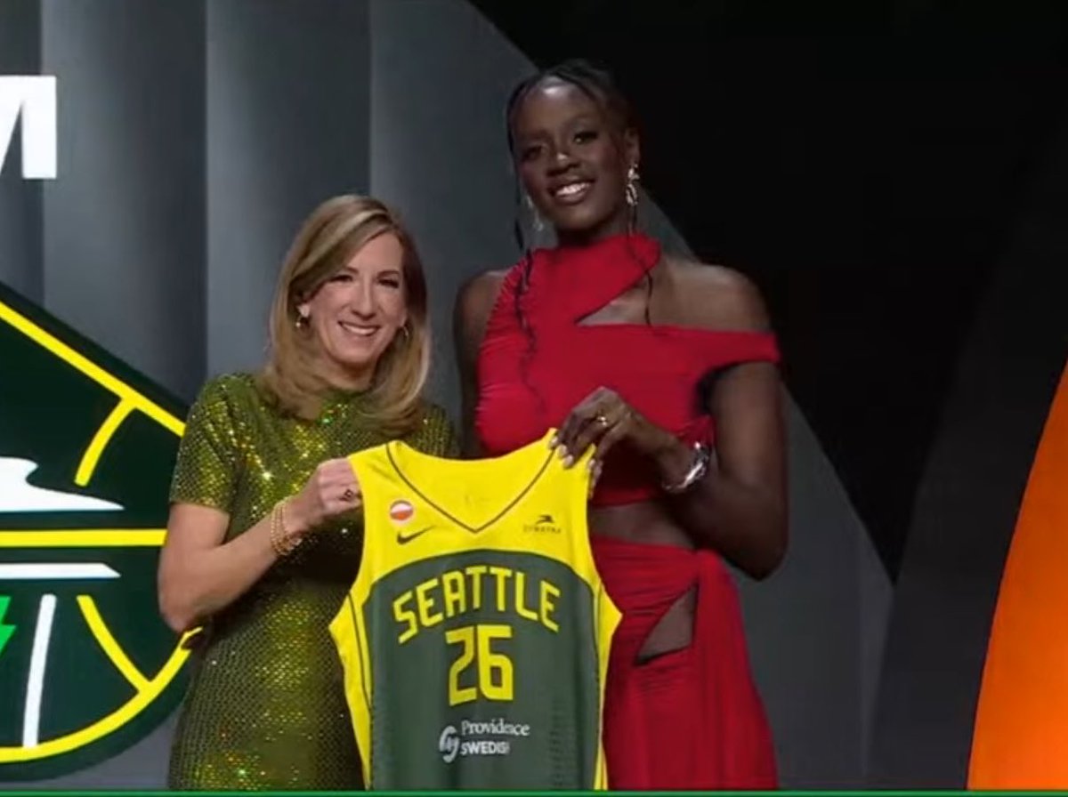 Pick 3 de la WNBA 2026 🇪🇸

Absoluta historia del baloncesto español. El pick más alto (el mismo que Pau Gasol) para una jugadora española en el Draft.

Awa Fam Thiam 🔥🙌🏼