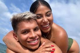 ColombiaSincera's tweet photo. Por fin sacaron a #CAROLA de #LaCasaDeLosFamososCol3 @EmiroAlarcon @CanalRCN Su grosería era insoportable. SI SACAN A @juandacaribeco y a #Valentino darán ganas de volver a ver #LaCasaDeLosFamososCol https://t.co/Ck5LVxunJH