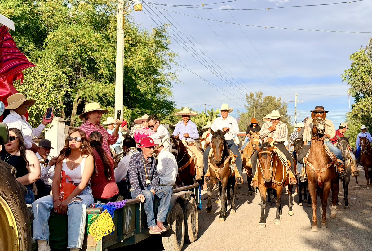 NarroJose's tweet image. ¡Viva #Villanueva! 🤠🐎 Celebramos 94 años de la colonia #FelipeÁngeles con una #Cabalgata que demuestra la #Fuerza, la #Unión y el #Orgullo de nuestra gente. 

Aquí está el verdadero #Zacatecas, en su gente y sus tradiciones. Vamos a seguir luchando y trabajando por la #Grandeza