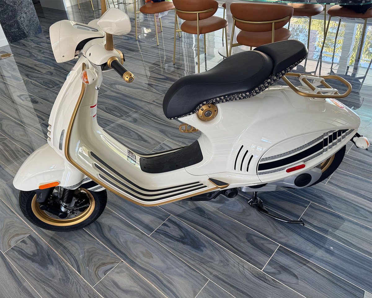 Barrett_Jackson's tweet image. Speed - but make it couture. This 2022 @VespaUSA 946 Christian @Dior limited-edition scooter is powered by an air-cooled 155cc four-stroke single engine. Selling with No Reserve at the 2026 #PalmBeach Auction, April 16-18.

Learn more: bit.ly/PB26TW-2022Ves…