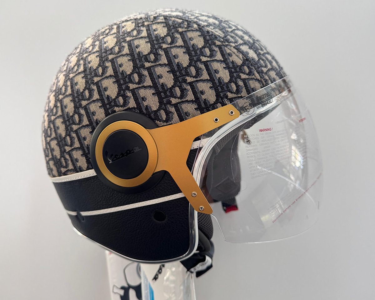 Barrett_Jackson's tweet image. Speed - but make it couture. This 2022 @VespaUSA 946 Christian @Dior limited-edition scooter is powered by an air-cooled 155cc four-stroke single engine. Selling with No Reserve at the 2026 #PalmBeach Auction, April 16-18.

Learn more: bit.ly/PB26TW-2022Ves…