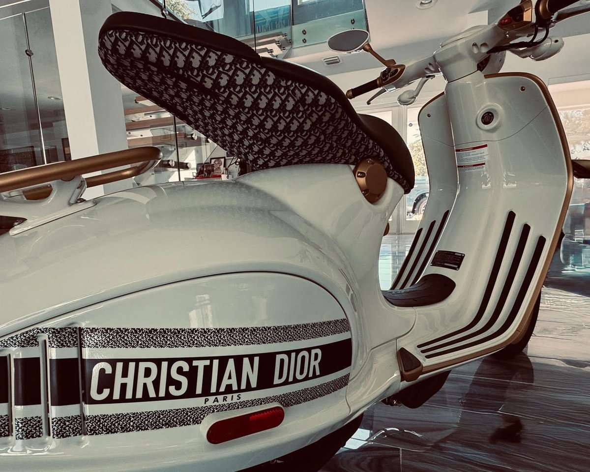 Barrett_Jackson's tweet image. Speed - but make it couture. This 2022 @VespaUSA 946 Christian @Dior limited-edition scooter is powered by an air-cooled 155cc four-stroke single engine. Selling with No Reserve at the 2026 #PalmBeach Auction, April 16-18.

Learn more: bit.ly/PB26TW-2022Ves…