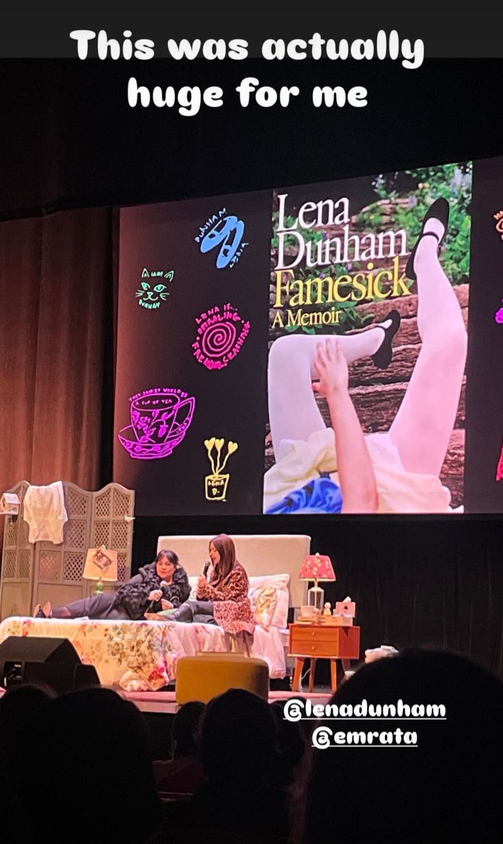Emily Ratajkowski ontem (12.04) na turnê de lançamento do livro "Famesick" de Lena Dunham na Filadélfia, Pensilvânia.