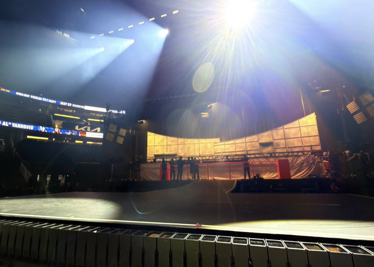 buzzingdemi's tweet image. First look at the stage of the It’s Not That Deep tour!
